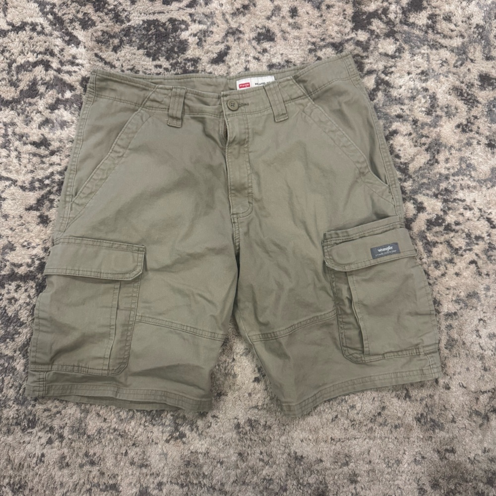 Wrangler khaki cargo shorts 32 waist / smoke free & pet free home